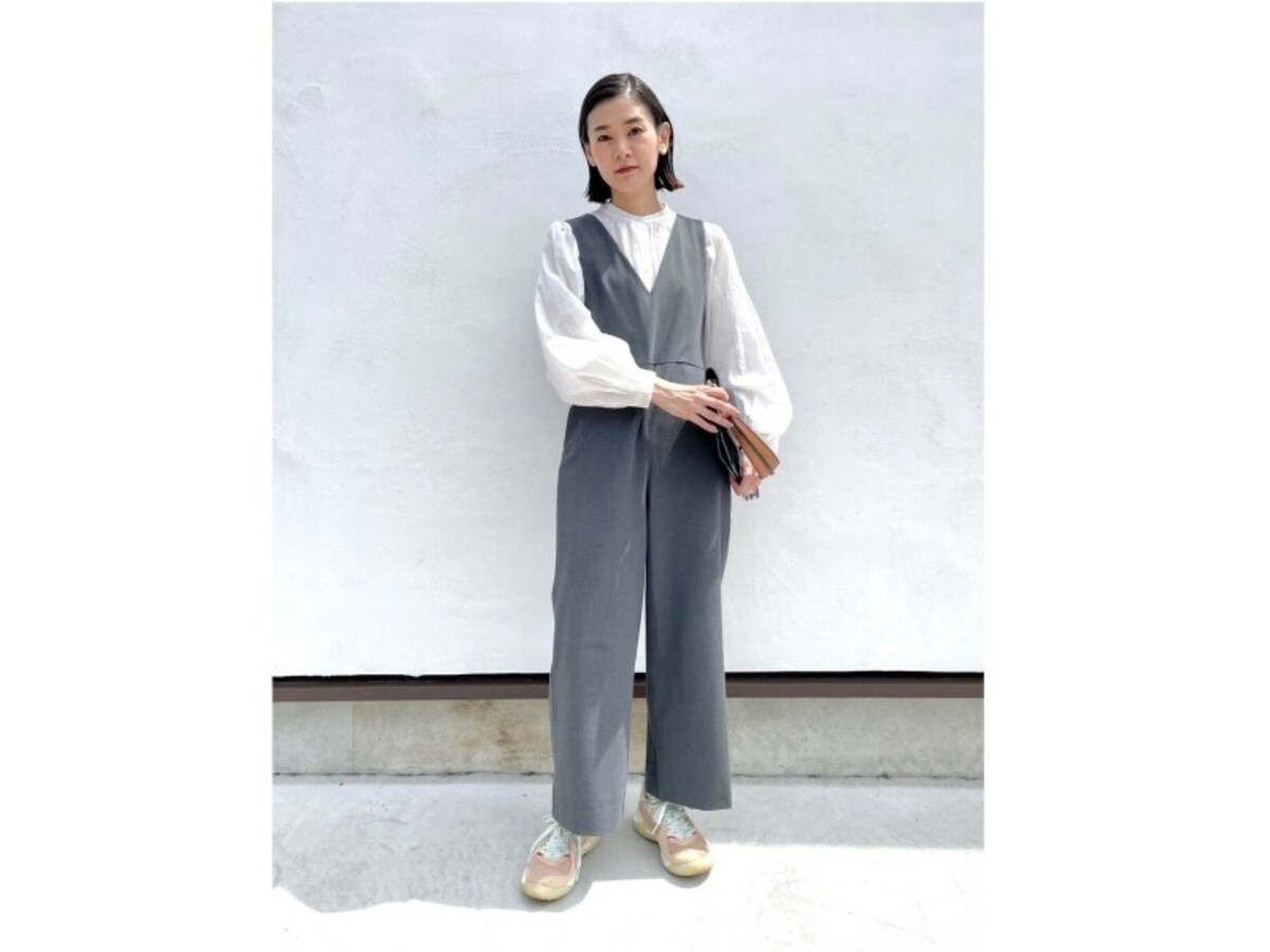 ブラウスに合わせるとクラシックな雰囲気に　出典：StyleHint
