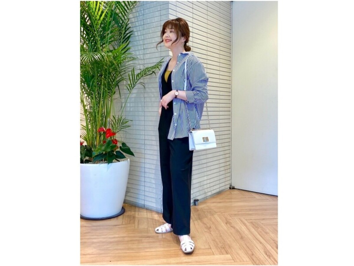 サロペットの上からシャツを羽織ってもおすすめ　出典：StyleHint