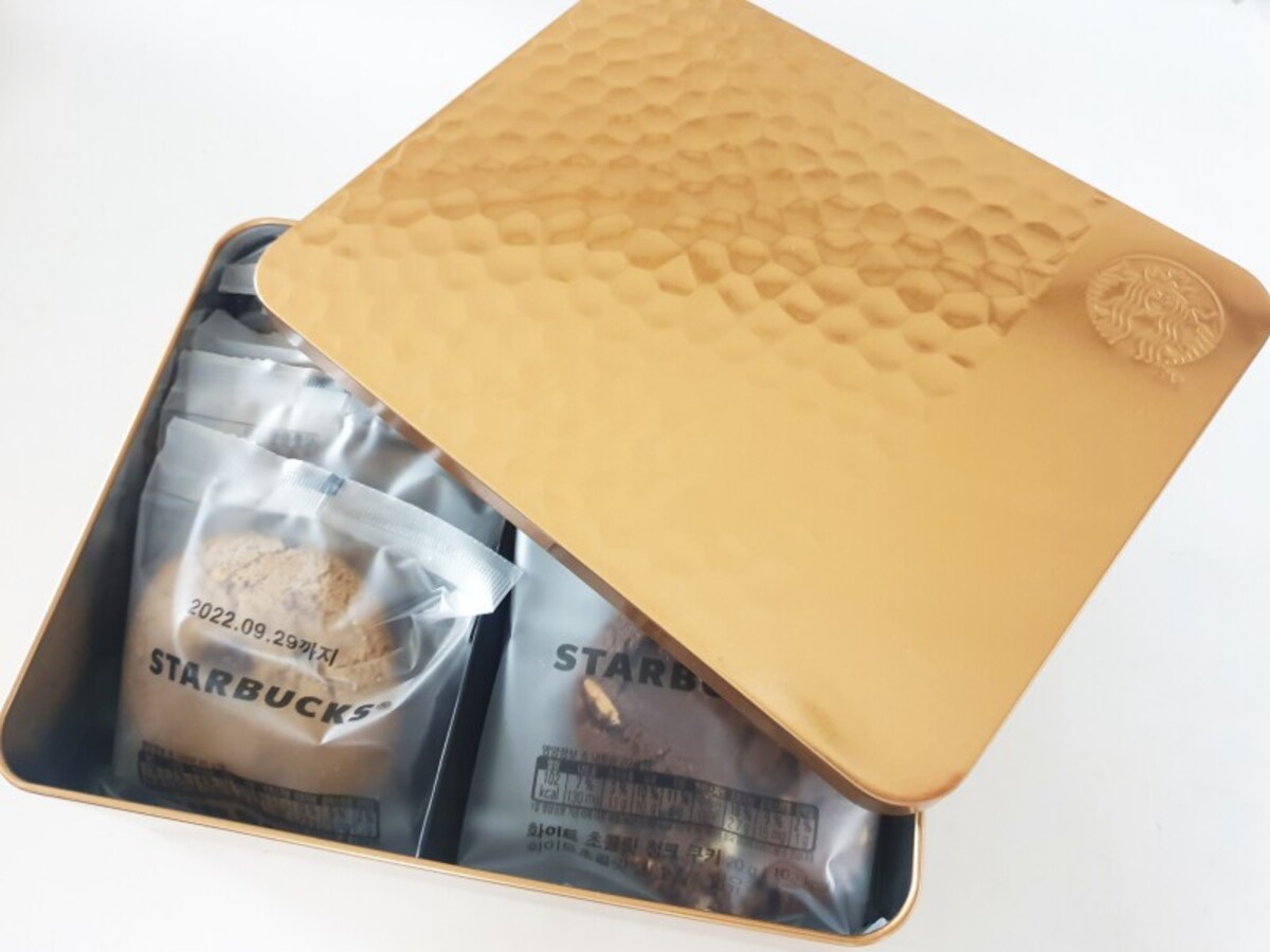 高級感あるゴールドの缶入りクッキー。チョコ味とプレーン味の2種入り