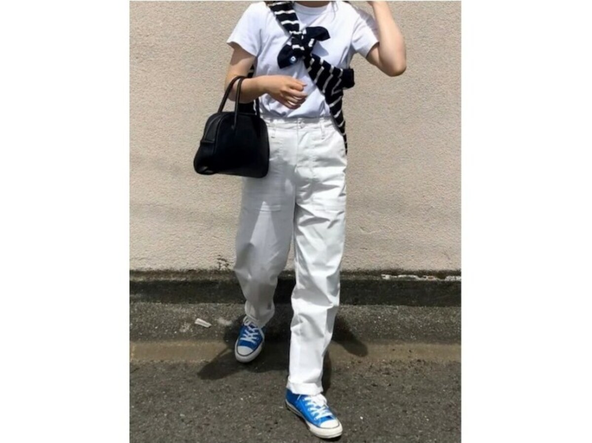 大きめポケットの付いたワークテイストなパンツをアクセントに　出典：WEAR