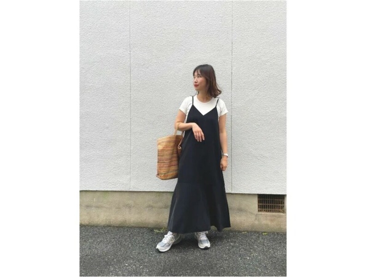 レイヤードで着まわせるキャミソールワンピースはコスパよし　出典：WEAR