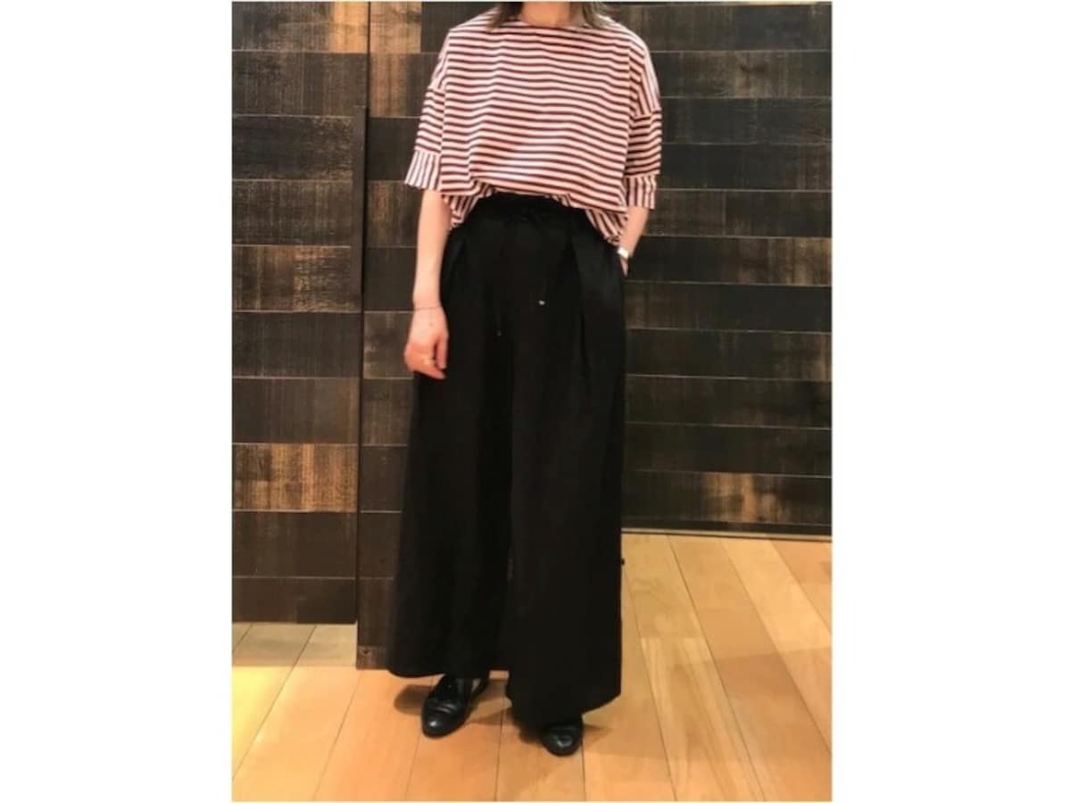 リネン素材の黒パンツは、マットで柔らかい発色で夏にぴったり　出典：WEAR
