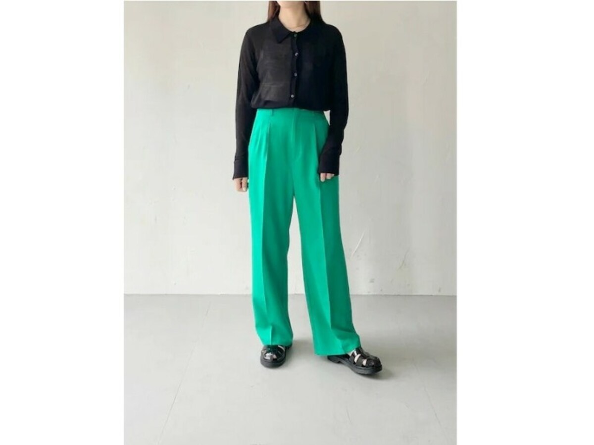 センタープレス入りならビビッドなグリーンもきれいめに履ける　出典：WEAR