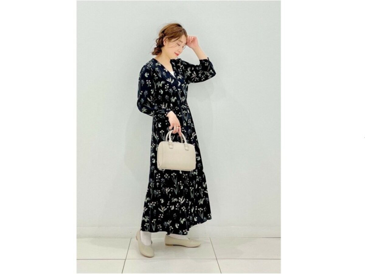 総柄のロングワンピースは大人可愛い着こなしにぴったり　出典：StyleHint