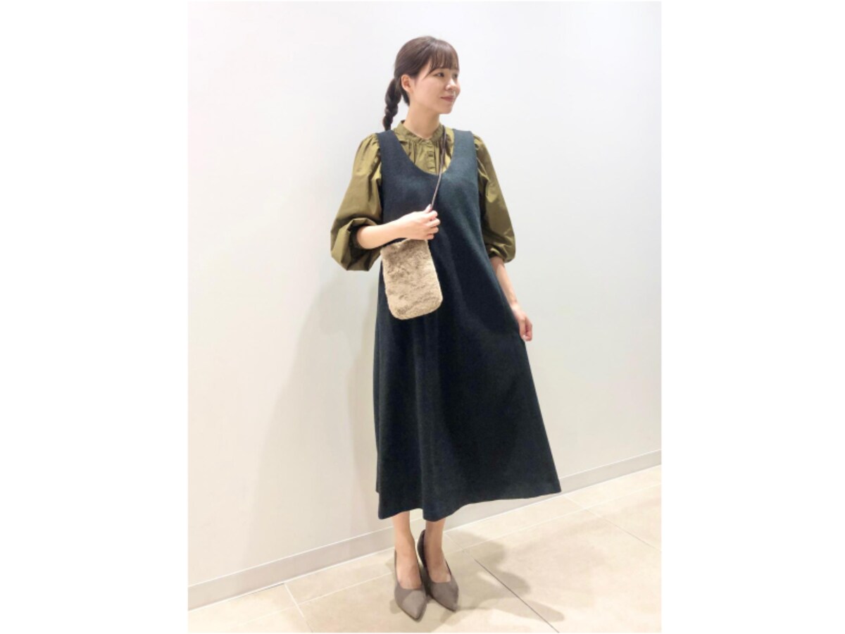 ふんわりブラウスにジャンパースカートを重ねてフェミニンに　出典：StyleHint