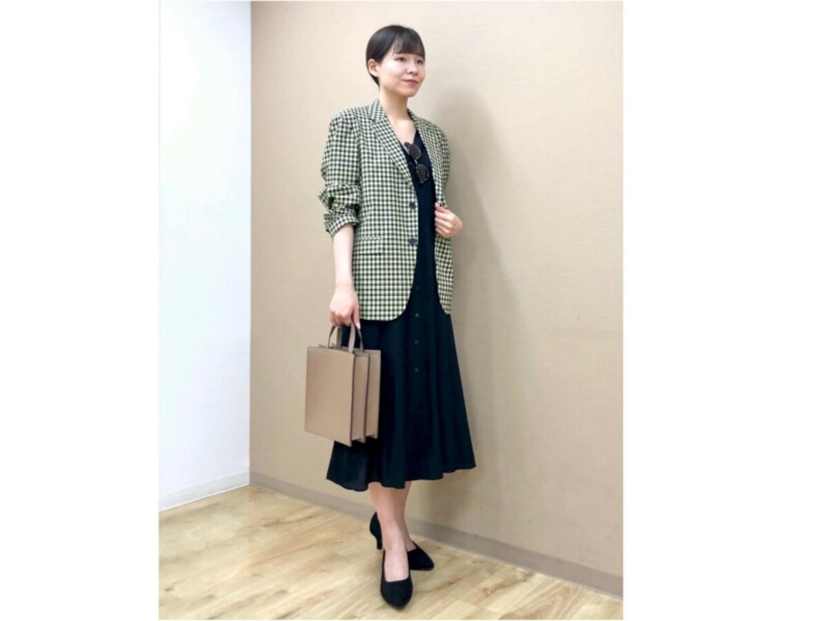 Vネックのフレアワンピースにジャケットを重ねてきれいめに　出典：StyleHint