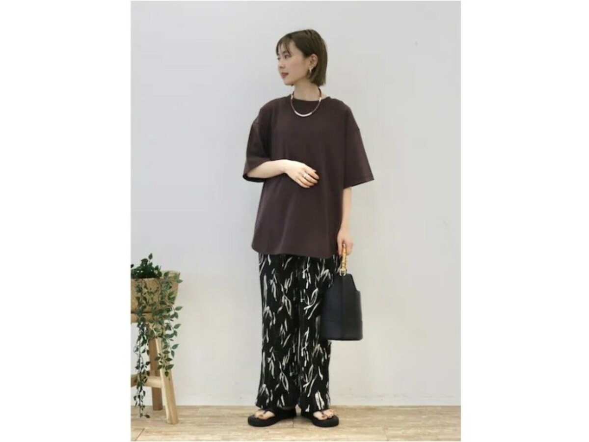 プリント入り黒のワイドパンツはこれ一つでコーデが決まる　出典：WEAR
