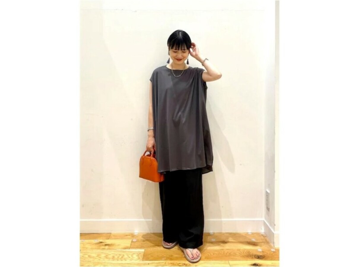 グレーのトップス＆黒パンツで辛口配色のゆったりコーデに　出典：WEAR