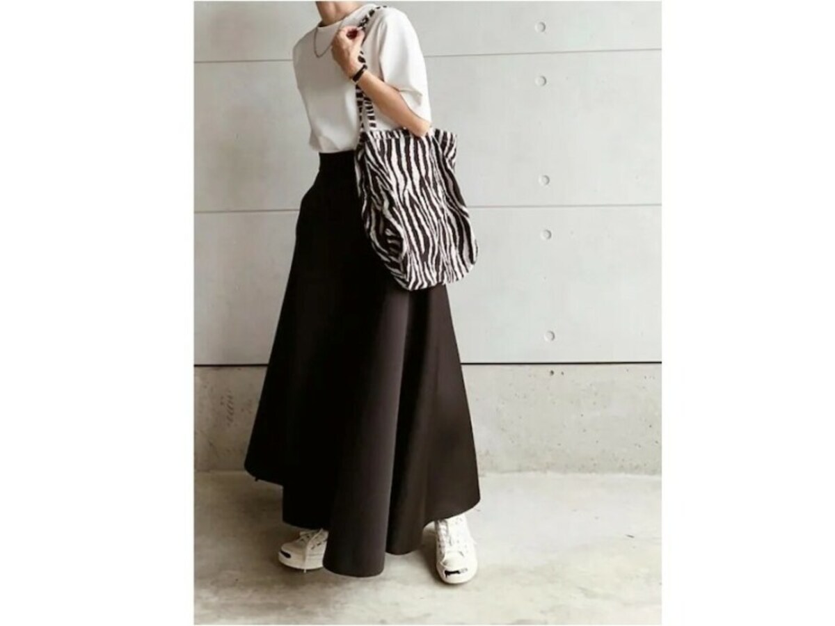 ダークカラーのロングスカートとローテクスニーカーは相性よし　出典：WEAR