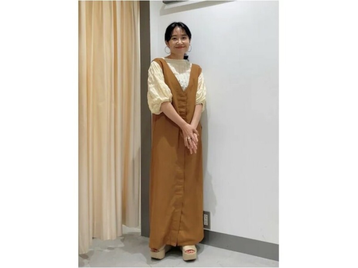 パフスリーブもひじまで長さのある五分袖なら上品に着られる　出典：WEAR