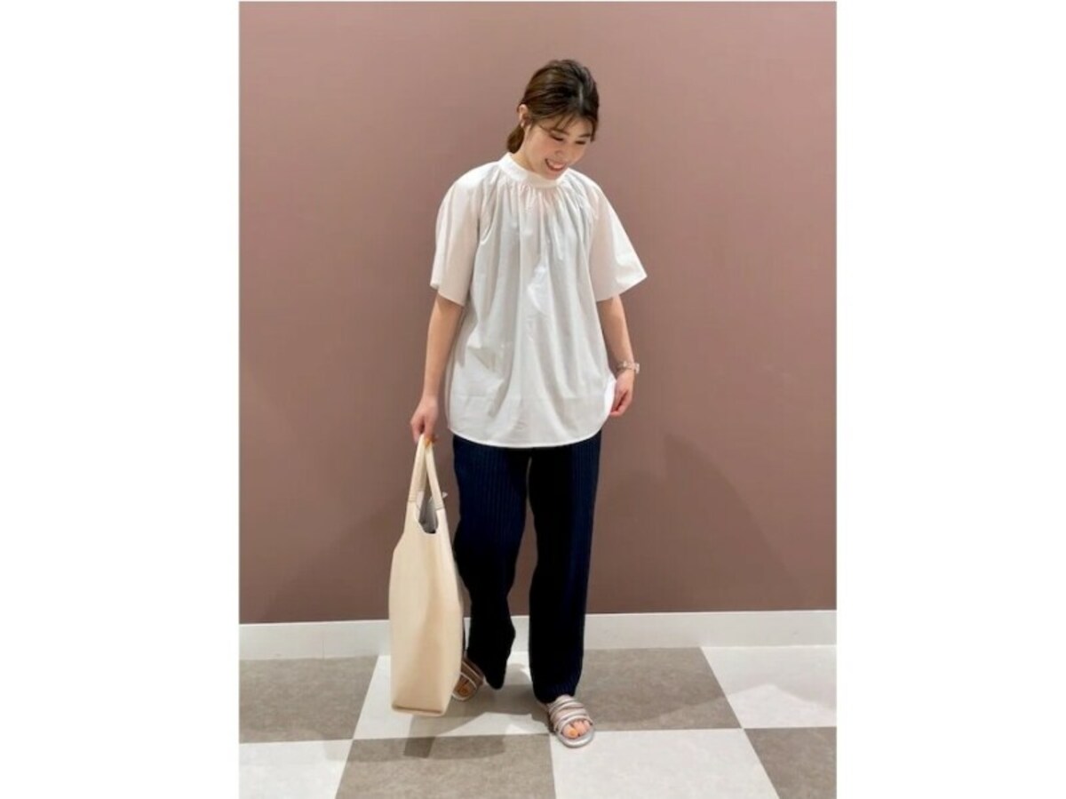 ハイネックのブラウスもふんわり袖でほんのり甘めに　出典：WEAR