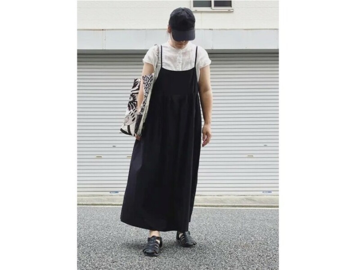 白の半袖ブラウスは一枚でもレイヤードでも着まわせる　出典：WEAR