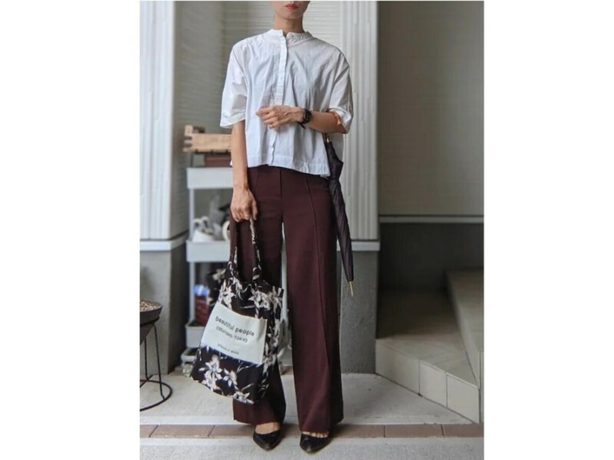 クリーンな白＆ブラウンのコーデは残暑厳しい秋のはじめにもぴったり　出典：WEAR