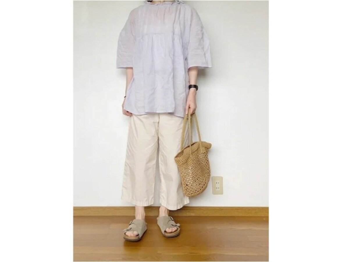 白でも、ゆったり太めのパンツなら身体のラインが出にくくおすすめ　出典：WEAR