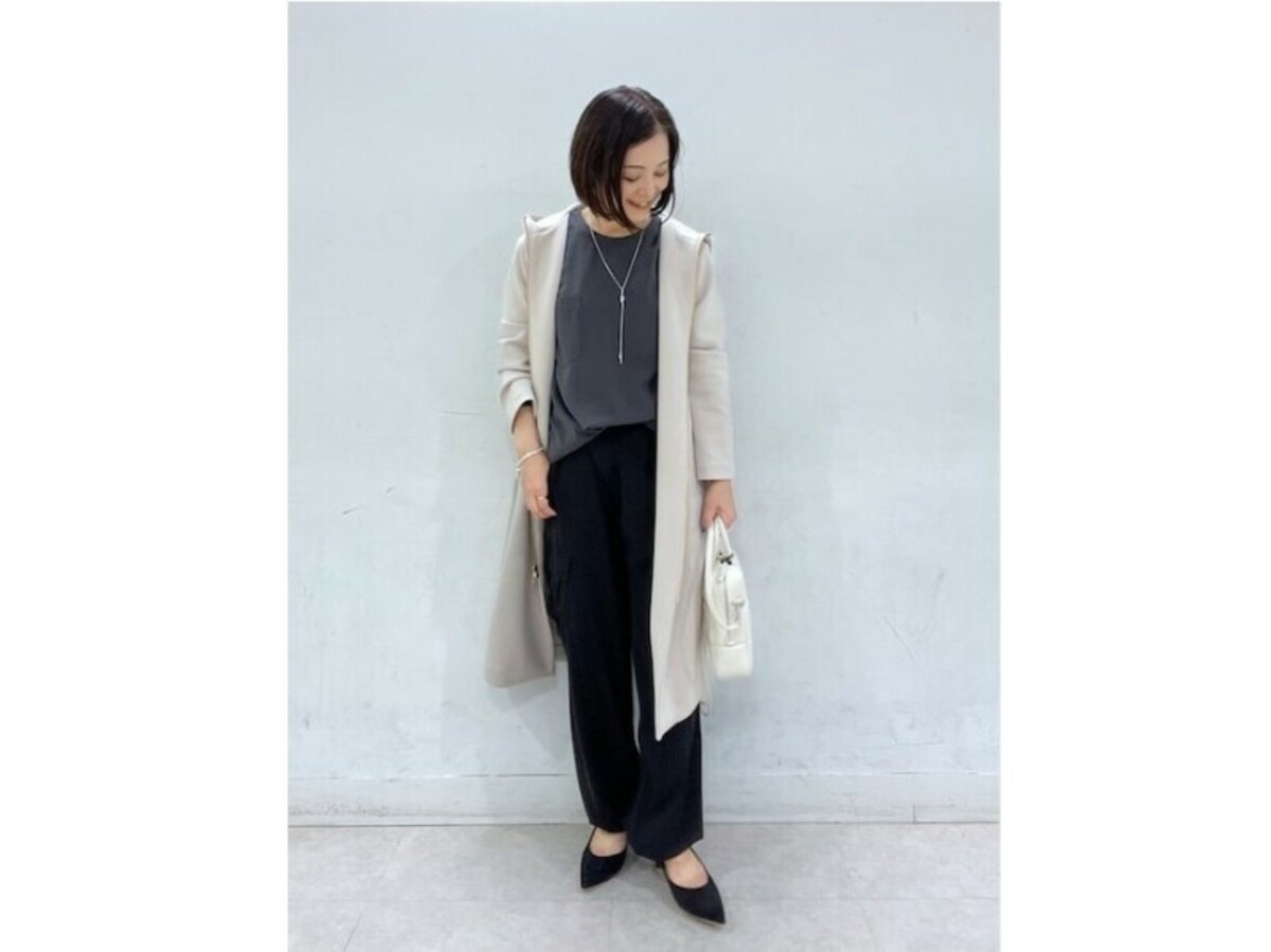 とろみ素材の黒パンツはフェミニンにもカジュアルにも着られて便利　出典：WEAR