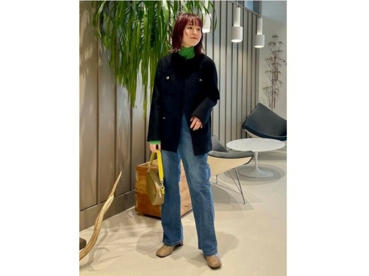 ノーカラーのツイードジャケットなら首もとのアレンジもしやすい　出典：WEAR