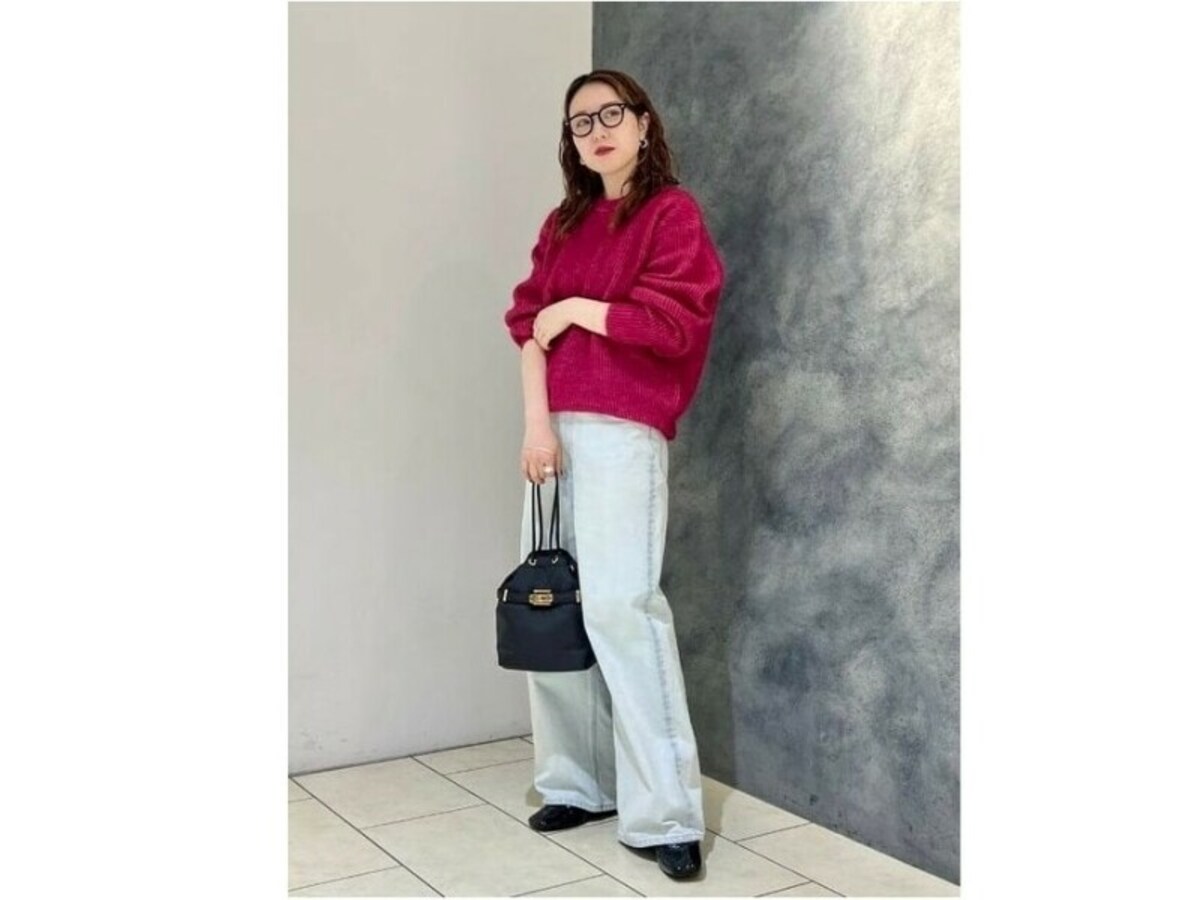 きれいな色のゆったりニットはコーデの主役に　出典：WEAR