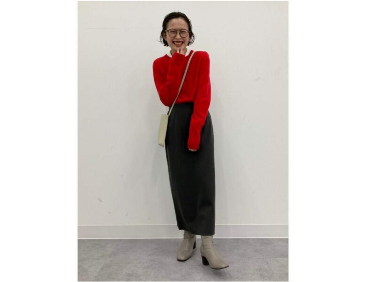 ブラウスの生地が柔らかく、どんなアイテムとも組み合わせやすい　出典：StyleHint