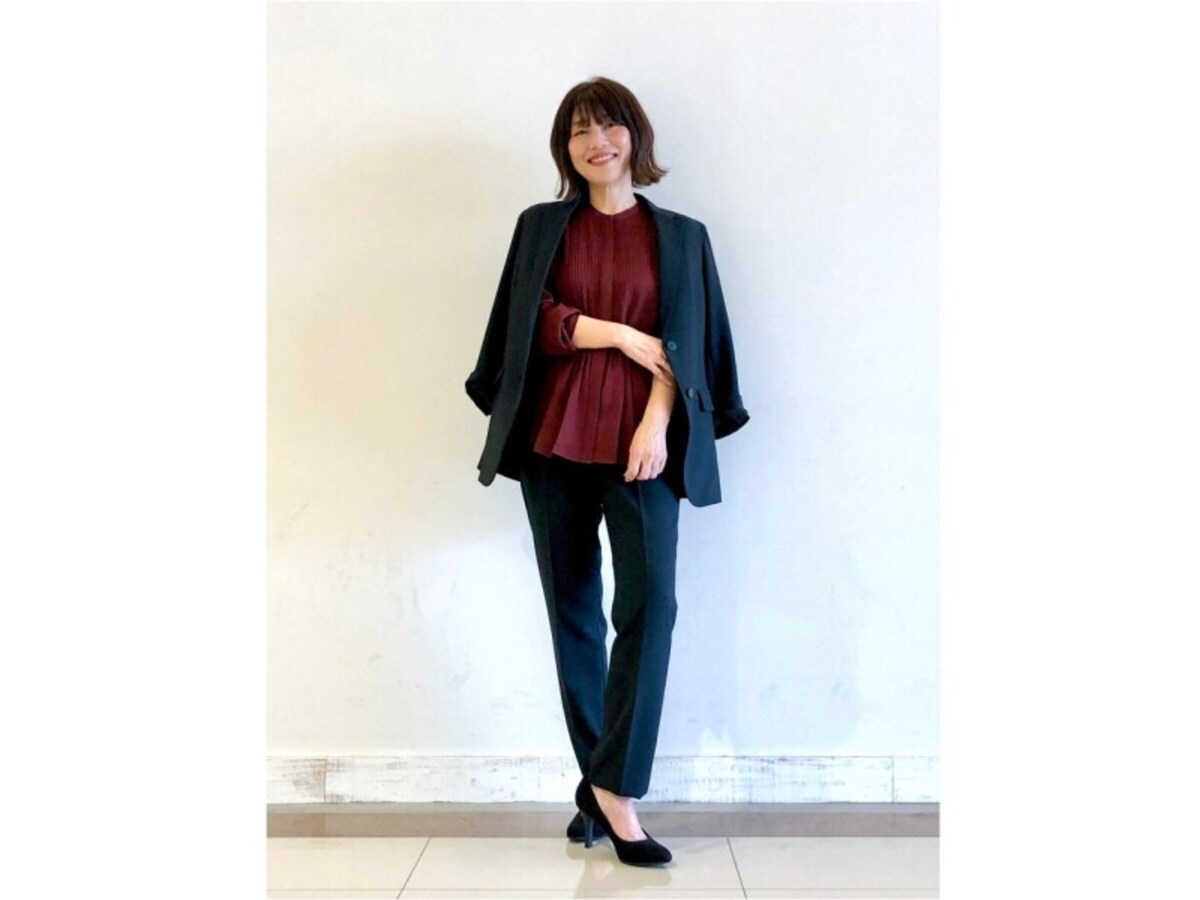 セットアップやスーツなどのインナーとしてお仕事コーデにも使える　出典：StyleHint