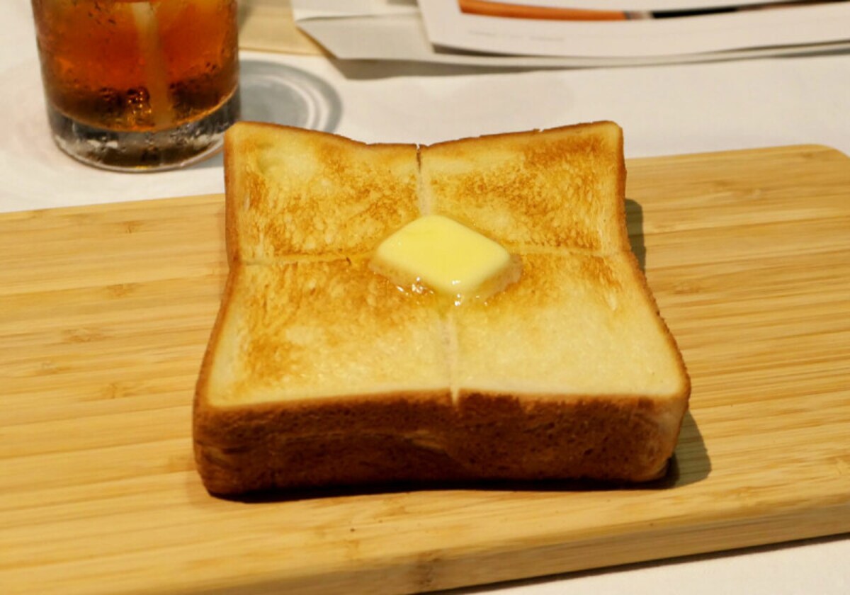 焼き上がったらバターをのせて出来上がり。これでも充分おいしいです