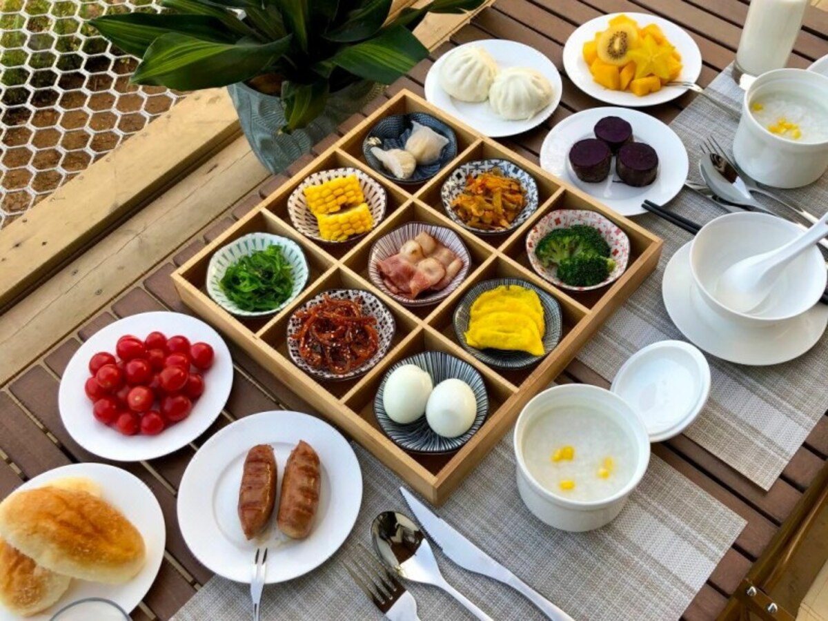 広東省英徳「述野岩洛野奢」キャンプ場の朝食例（出典：Ctrip）
