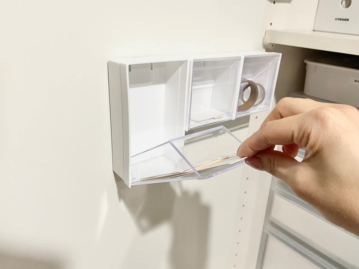 【100均】収納の迷子を解消！「マグネットスイングケース」でデッドスペース活用術