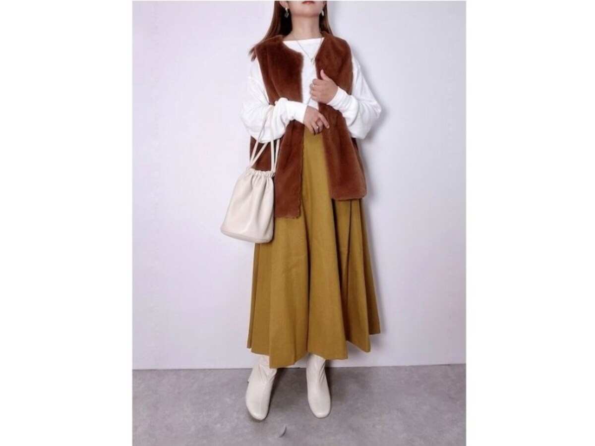 温かみのある素材感とカラーが可愛いフレアロングスカート　出典：WEAR