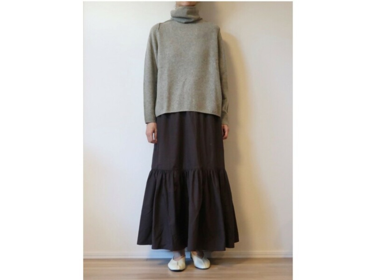 【NGコーデ】ウエストまわりにギャザーがたくさん入っているスカートは、全体的に大きく見える場合も