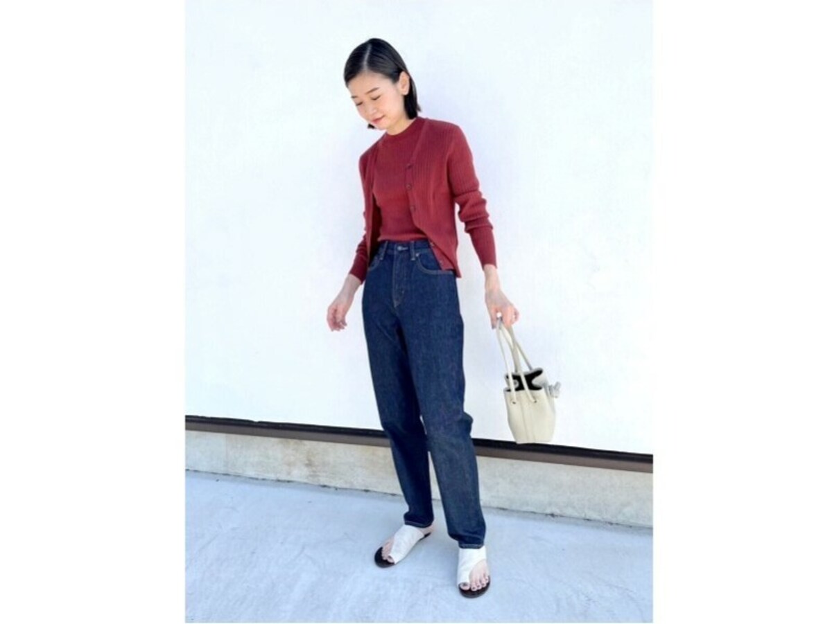 中のトップスも揃えるとアンサンブル風コーデに　出典：StyleHint