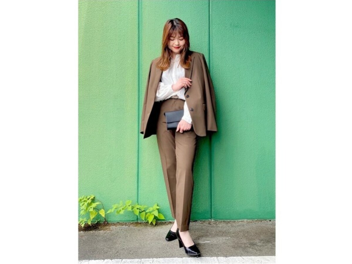 セットアップとして着られるジャケットと合わせてきれいめコーデに　出典：StyleHint