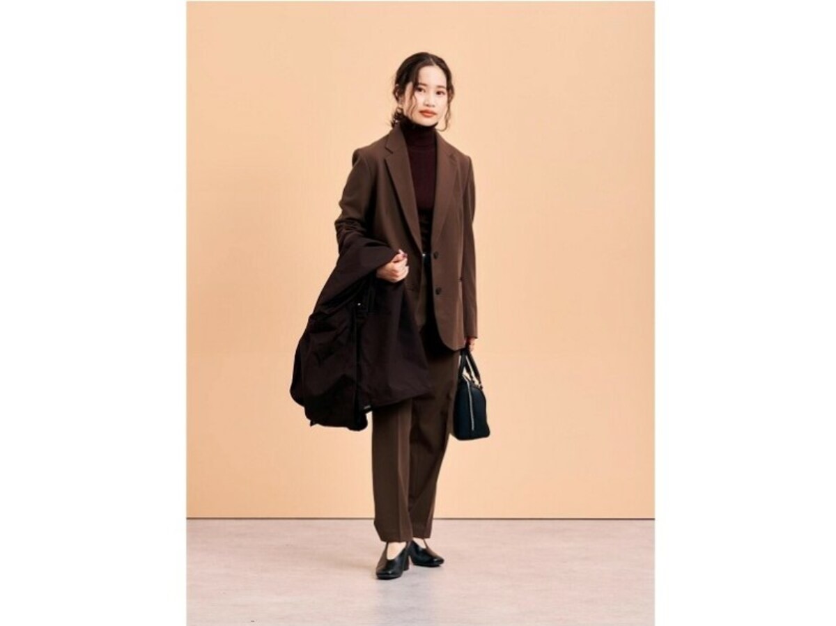 同じアイテムでもブラウンのワントーンで揃えるだけで洗練された印象に　出典：StyleHint