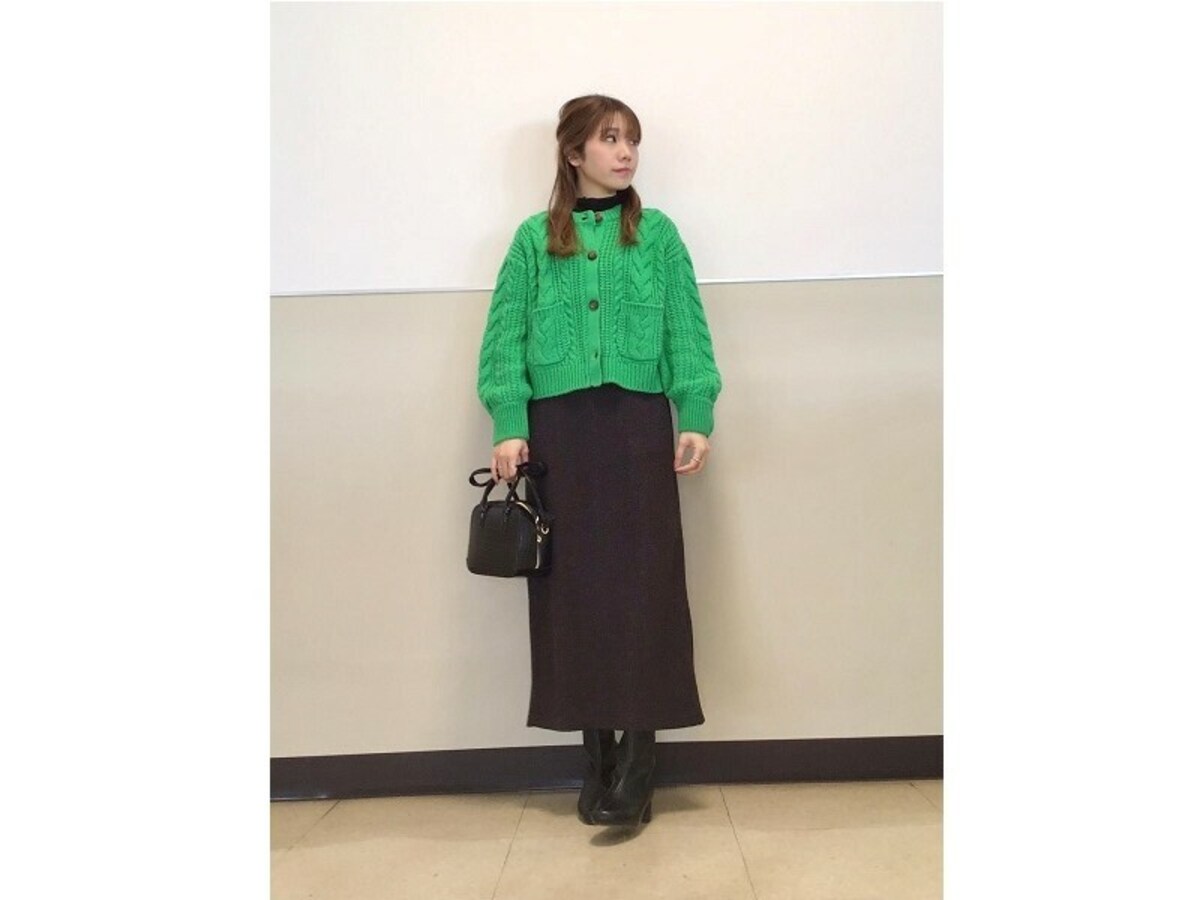 カラーニットとも相性抜群！ 合わせやすくて着やせ効果も高いナロースカート　出典：StyleHint