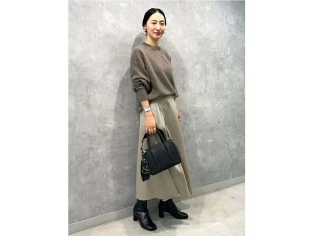 わずかにトーンの違う絶妙な色合いのブラウンコーデを黒ブーツで締めて　出典：WEAR