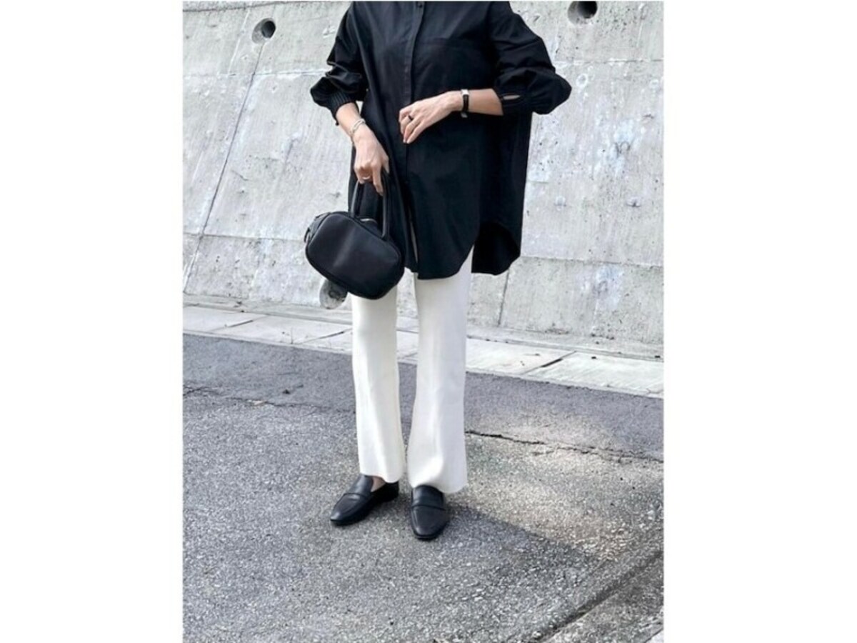 黒のオーバーサイズシャツには細めの白ボトムスでバランスを取って　出典：WEAR