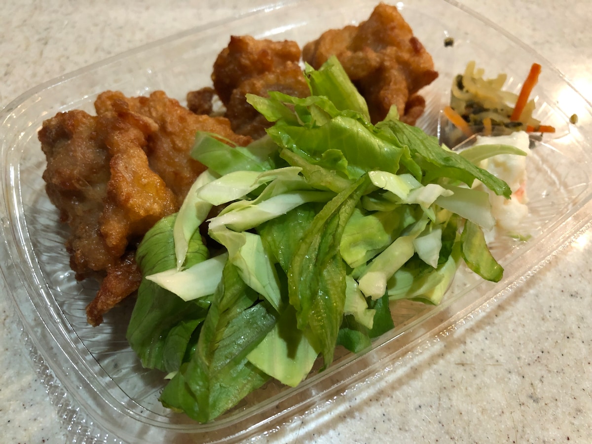 ほっともっとの「特から揚弁当」に野菜をプラス