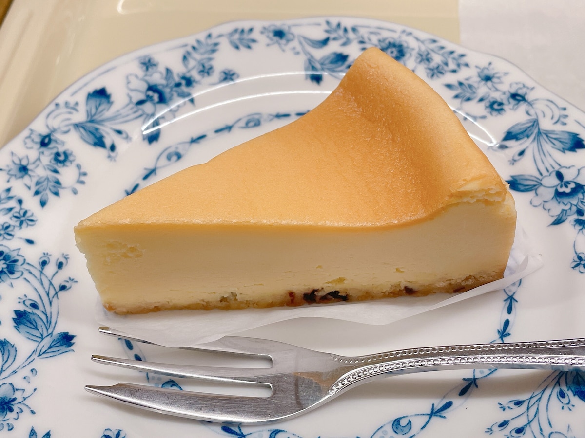 濃厚なクリームチーズ感がおいしい「ベイクドチーズケーキ」
