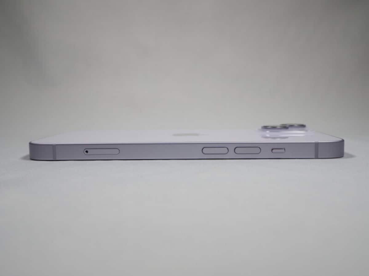 側面から見たところ。やや厚くなったがiPhone 13シリーズと大きな違いはない印象だ
