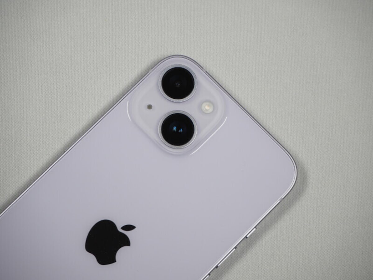 カメラは広角、超広角共に1200万画素だが、広角カメラはiPhone 13 Proと同等の性能に進化している 