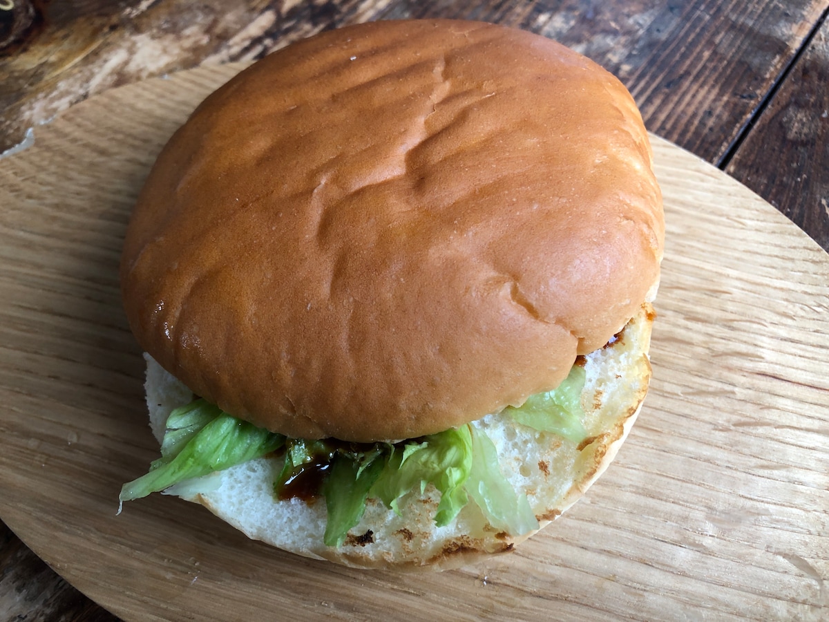 コメダ珈琲のハンバーガー「自慢のドミグラスバーガー」