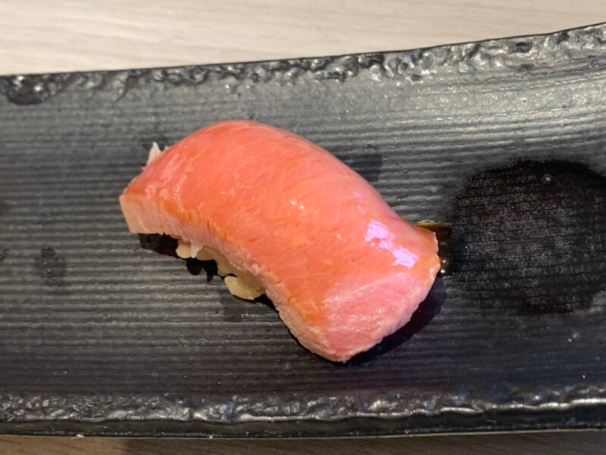 「熟成本まぐろ中トロ」319円（税込）