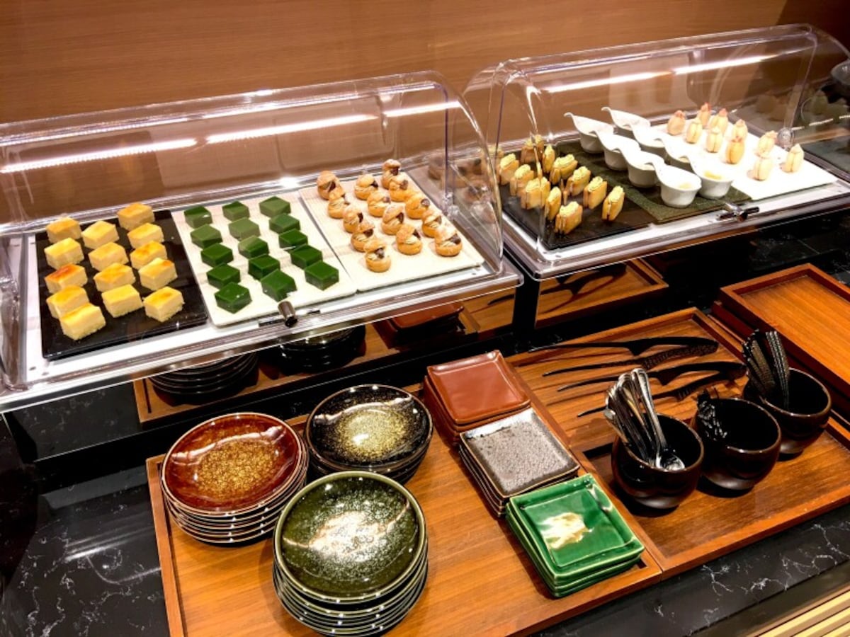 ラウンジのプチケーキ