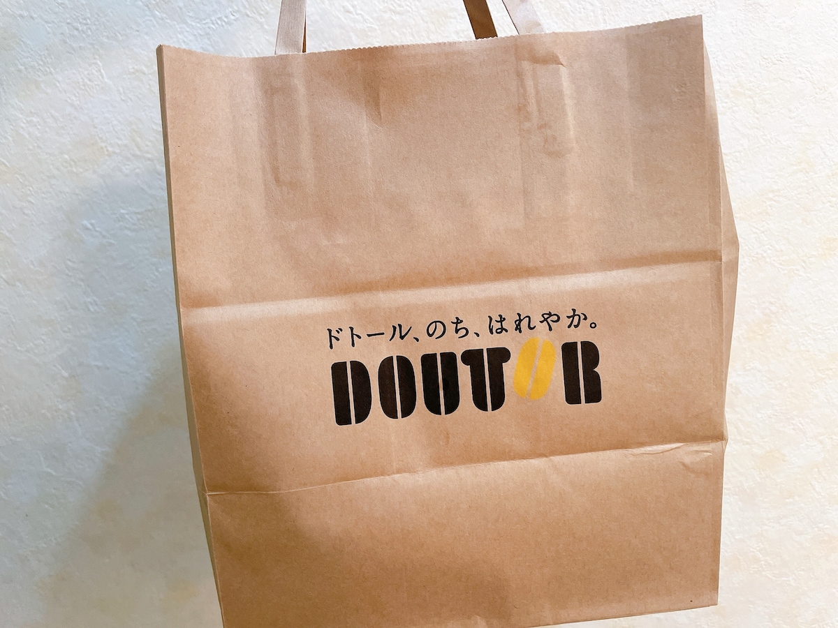 ドトールのロゴが入ったシンプルな紙袋は無料