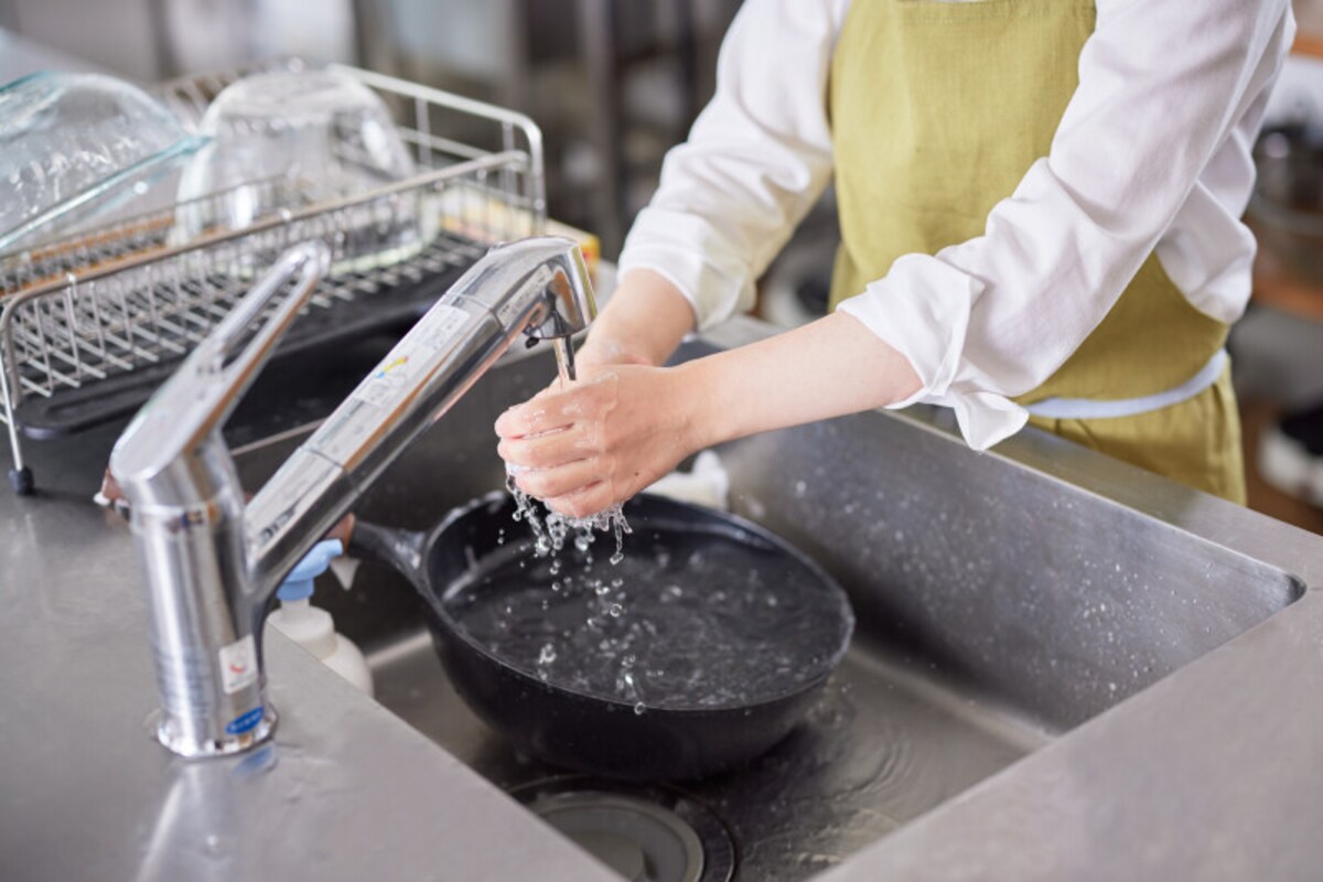 熱々のフライパンに冷水はNG！