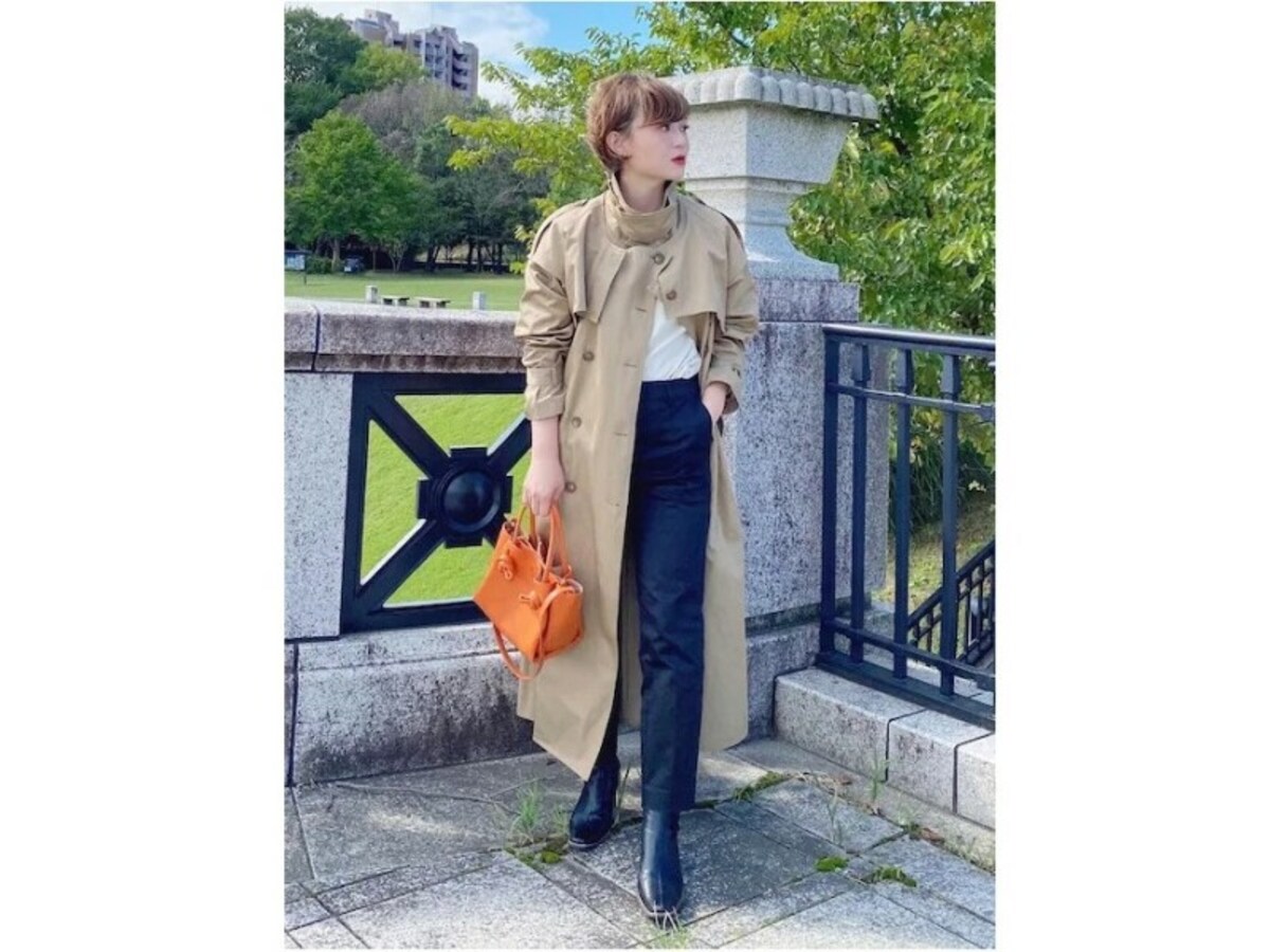 首元がアレンジできるトレンチアウターは着まわせてコスパ抜群　出典：WEAR