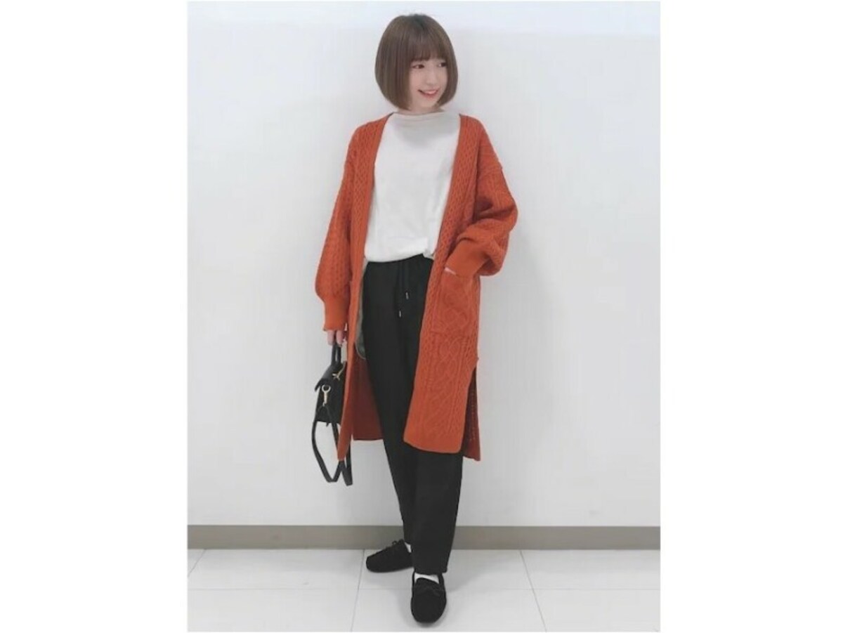 サイドスリットが入っていて足さばきもいいロングカーディガンは便利　出典：WEAR