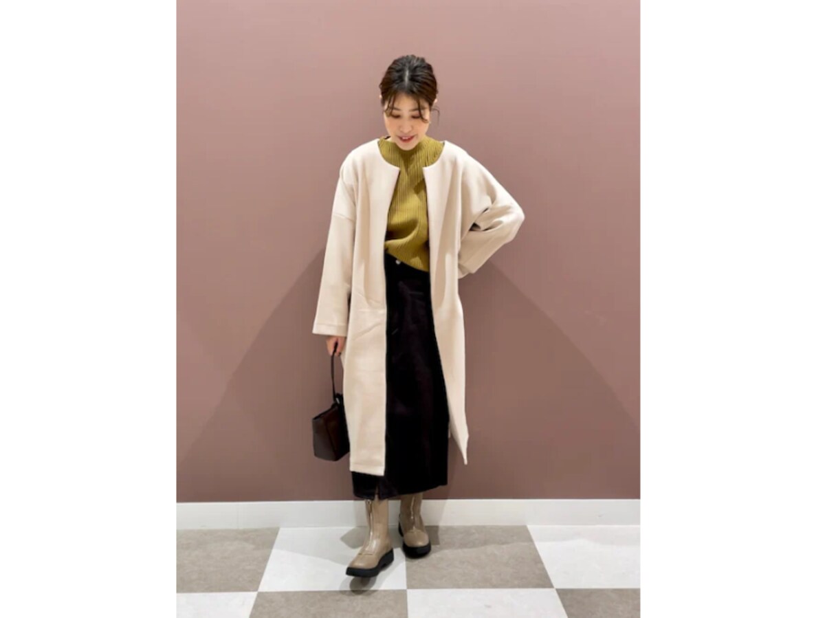 さらっと着られるノーカラーのロングコートは何にでも合わせやすい　出典：WEAR