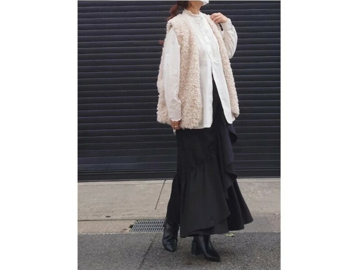 モノトーン＆素材感のミックスで黒のロングスカートを軽やかに　出典：WEAR