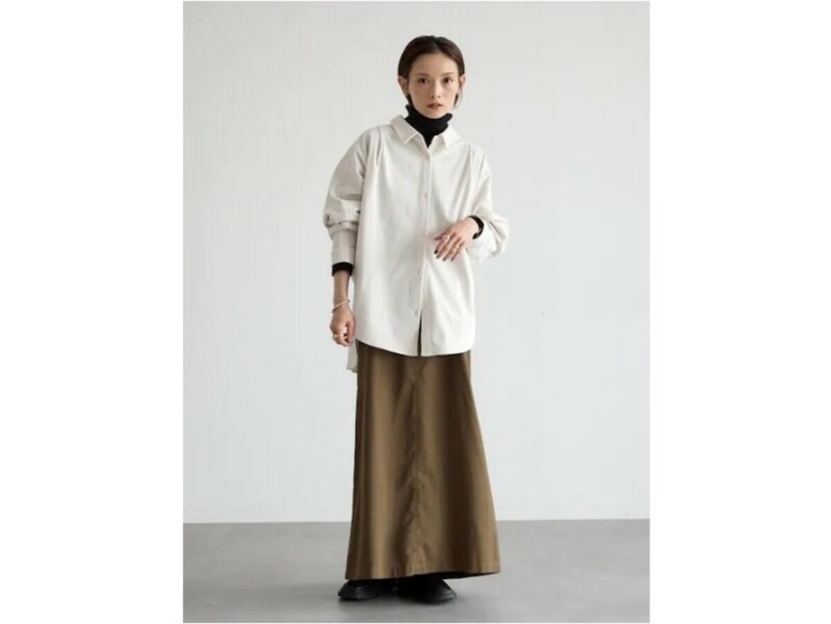 タートルニットの上にゆったりサイズのシャツを合わせて　出典：WEAR