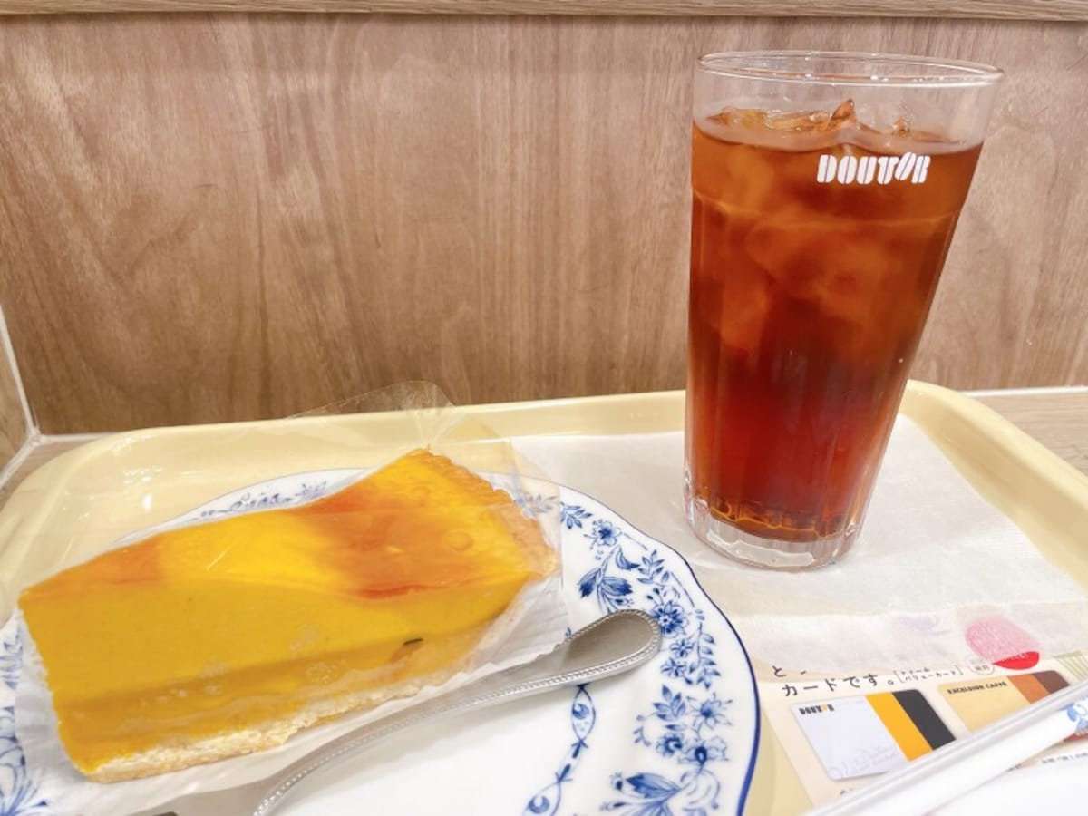 ドトールの「北海道産かぼちゃのタルト」（左）、アイスティー（右）