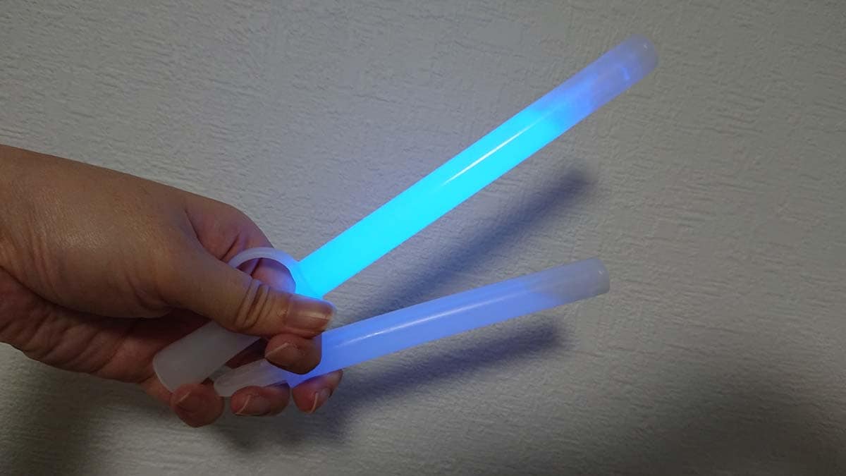ダイソーの「激しく光る棒 ブルー」（上）、「太い光る棒 ブルー」（下）を比較